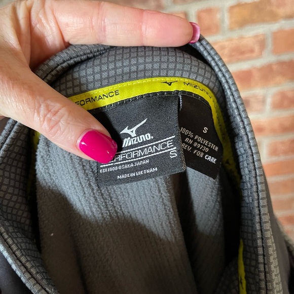 Mizuno Performance Gray Waffle Print Hooded Jacket - Picture 4 of 5